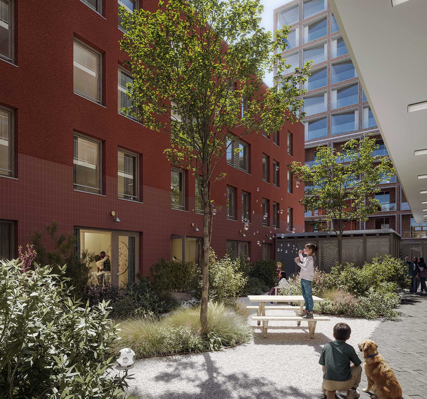 De groene binnentuin met terrassen