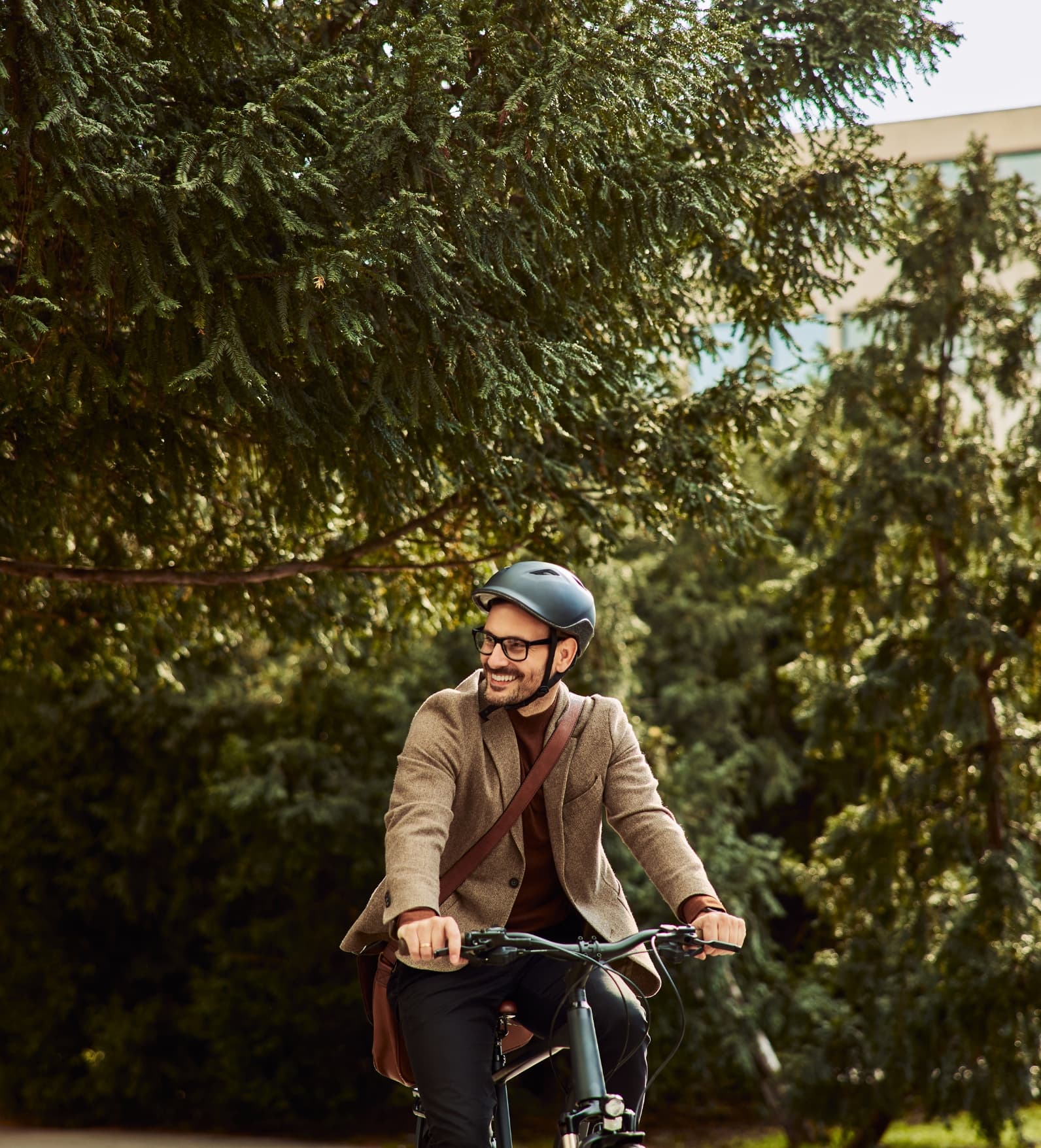 Man op de fiets door het groen