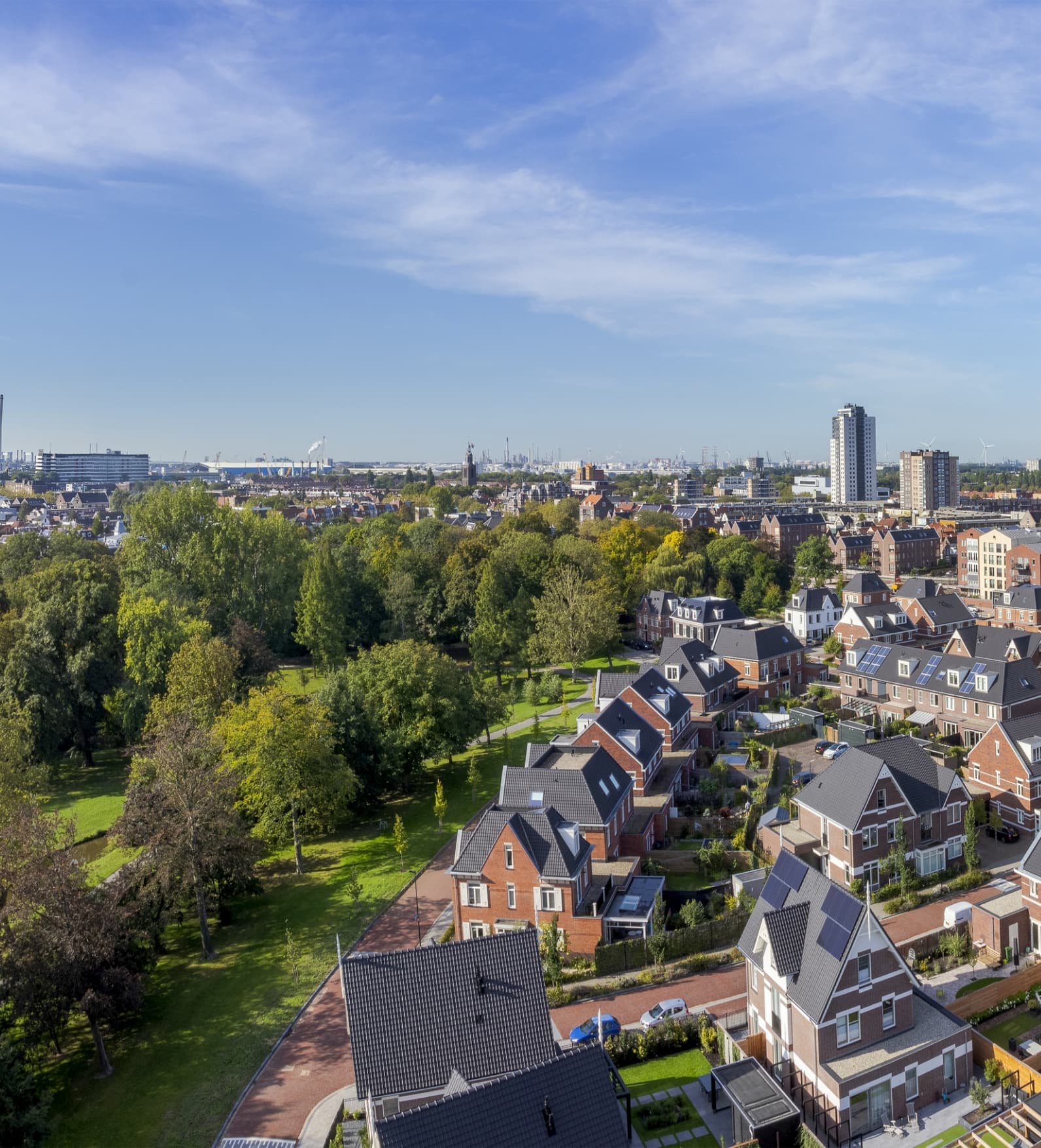 Luchtfoto van woningen aan een park in Vlaardingen