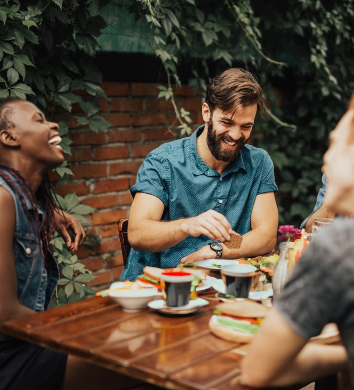 Vrienden aan tafel op een terras
